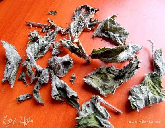 Захотелось в этот раз добавить мяты.Раскрошим немного сухой или нарежем свежей!