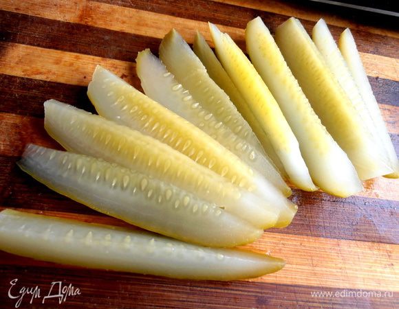 Для пикантности можно заменить часть свежих огурцов на солёные,если есть!