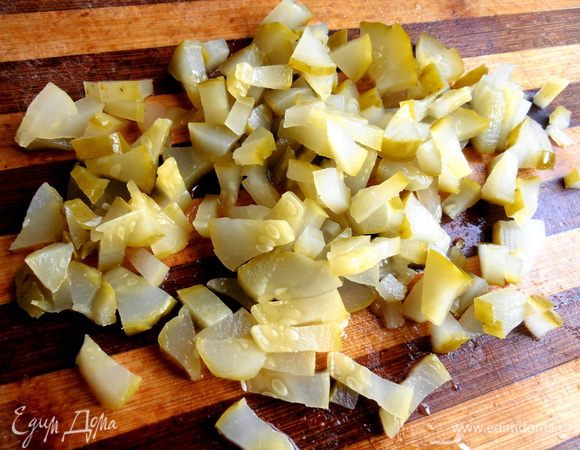 Их нужно покрошить немного помельче, чем свежие!