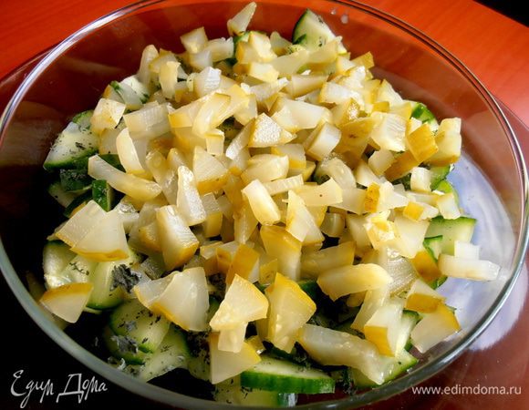 Выкладываем в салатник сверху (стараемся совершенно без рассола!).