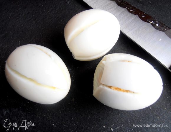 Теперь делаем "цветы" на поляне... Яйца отвариваем заранее, охлаждаем, чистим и делаем такие надрезы ножом.