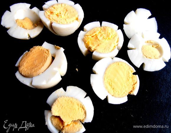 Разрезаем на несколько кружочков-"цветочков"(не в яйцерезке, иначе всё развалится!).