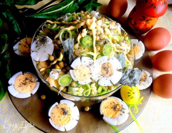 Сверху немного горошка и мяты чуть-чуть... Каждый накладывал себе в тарелку порцию и заправлял салат майонезом или сметаной или оливковым маслом))