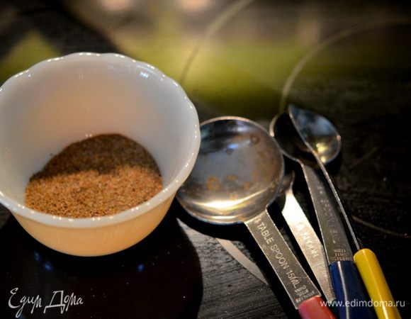 Разогреть духовку до 200-210 гр.
Смешать в небольшой емкости паприку, тмин, соль, черный перец.