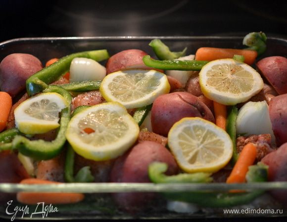 Поверх выложить овощи. Сверху лимон колечками. Прикрыть фольгой. Поставить в духовку на 45 - 55 мин.