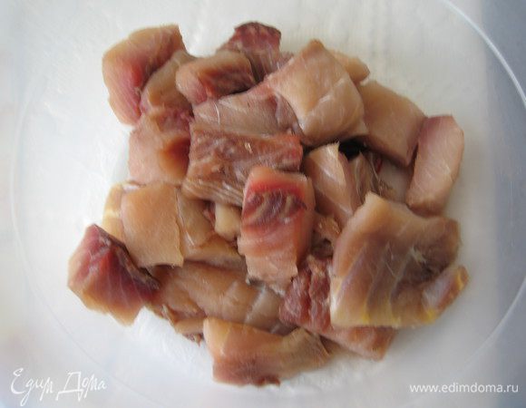 Рыбу отделить от костей и кожи, разрезать на небольшие кусочки, посолить, поперчить. Имбирь очистить и порезать.