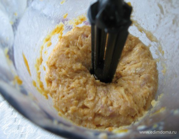 Блендером пробить рыбу, лук с морковкой и имбирь с добавлением молока.