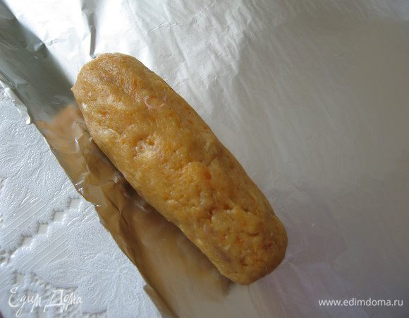 Делим фарш на 5-6 частей и выкладываем каждую часть на фольгу. 