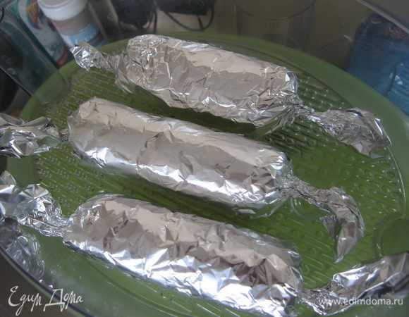 Заворачиваем, скручиваем концы фольги как фантик у конфеты и укладываем в пароварку на 35 минут.