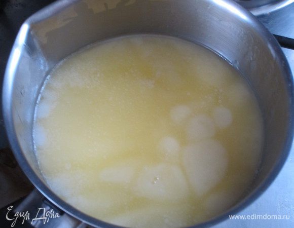 Сливочное масло растопить и дать немного остыть.