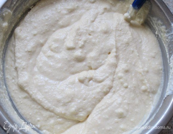 Желтки отделить от белков.Желтки смешать с сахаром,рикоттой,соком,ванильным сахаром и манкой.Добавить сливочное масло и хорошо перемешать.