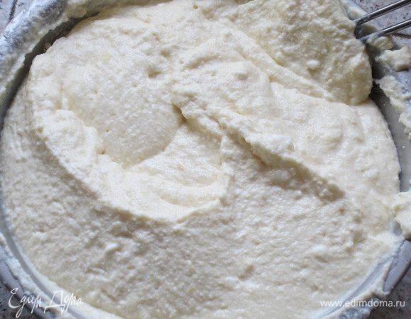 Белки взбить до устойчивых пиков и соединить с творожной массой.