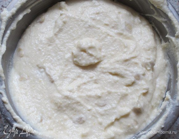 Разделить тесто на 2 части,в одну добавить орехи.