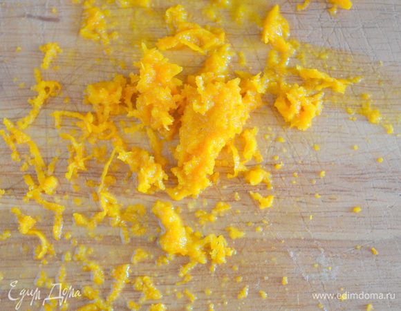 натереть цедру на мелкой терке