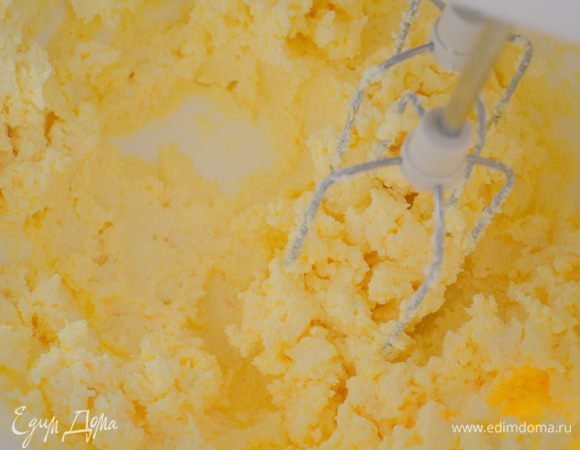 мягкое масло взбить с сахаром и цедрой в пышную массу