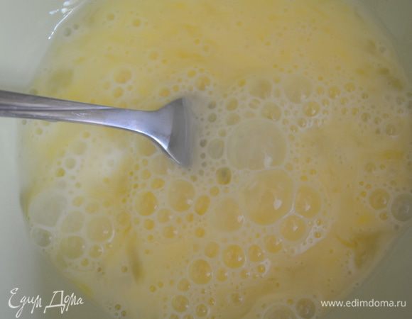 яйца взбить вилочкой в отдельной мисочке