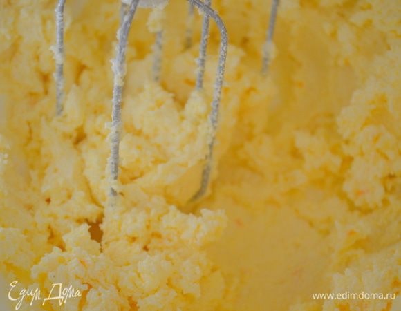 добавить в масляную смесь и все еще раз взбить