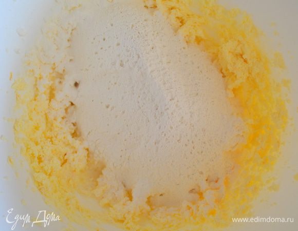 просеять туда муку, с разрыхлителем и солью, перемешать лопаткой. 