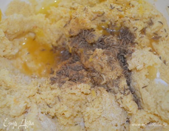 добавить тмин и все перемешать лопаткой - уже не взбиваем. 