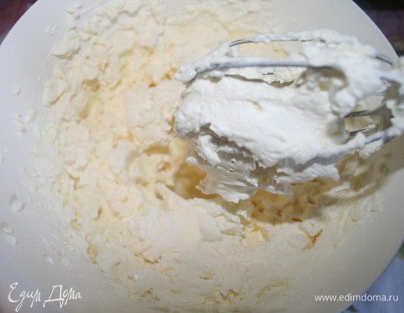 Замачиваем желатин в холодной воде на 10 мин,затем пластинки обсушить бумажным полотенцем, положить  в сотейник с соком и нагревать до растворения желатина)Остудить и тонкой струйкой влить в сырную смесь,и взбить до такой воздушной консистенции)