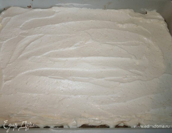 Выкладываем мусс на бисквит и отправляем немного охладиться)Пока нарезаем фрукты и обжариваем миндаль.