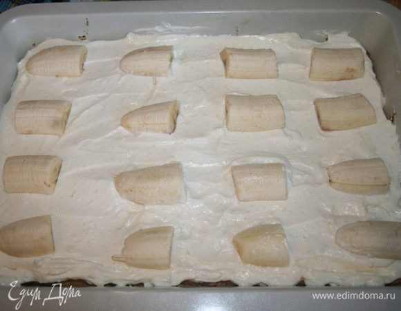 Бананы режем пополам и вдоль)Выкладываем на охлаждённый мусс.