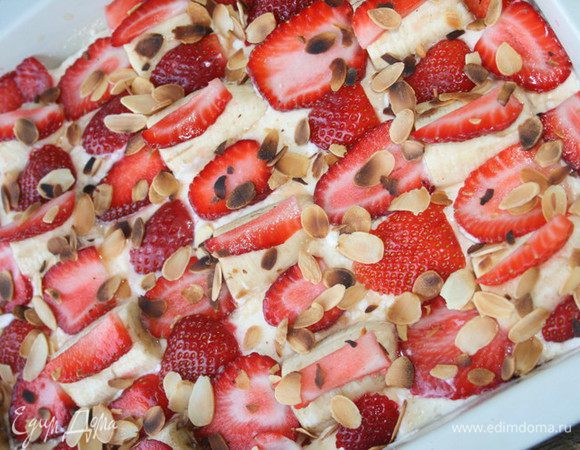Затем клубнику режем по желанию и укладываем рядом с бананами)Посыпаем миндалём!