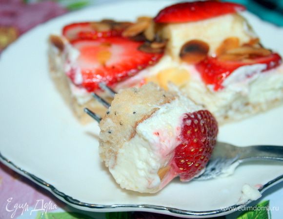 Разрезаем на квадратики и немедленно подаём к чаю или кофе!
И помните,их надо скушать как можно скорее,фрукты чернеют!!!
Приятного Вам аппетита!!!Радуйте своих близких! 