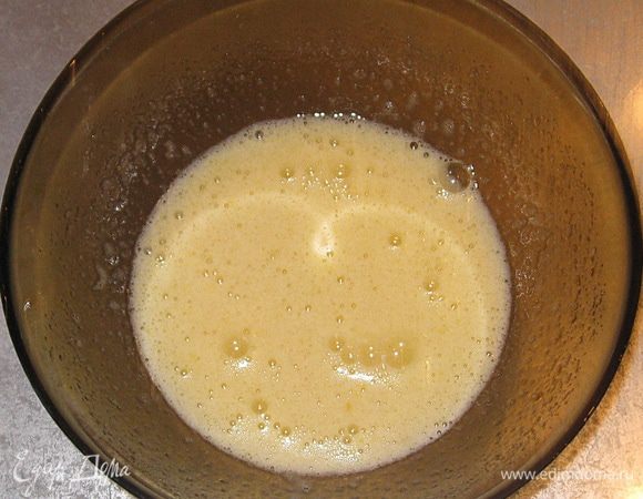 Яйца взбить с сахаром. 
