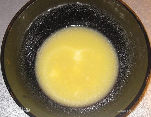 Масло растопить и остудить.  