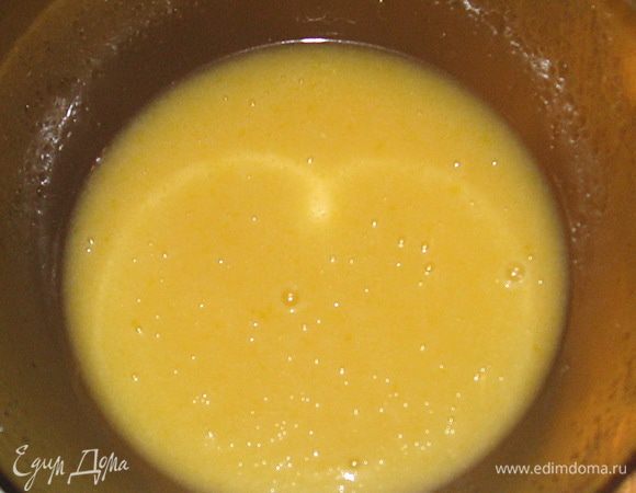 В яйца добавить масло. Все хорошо перемешать. 