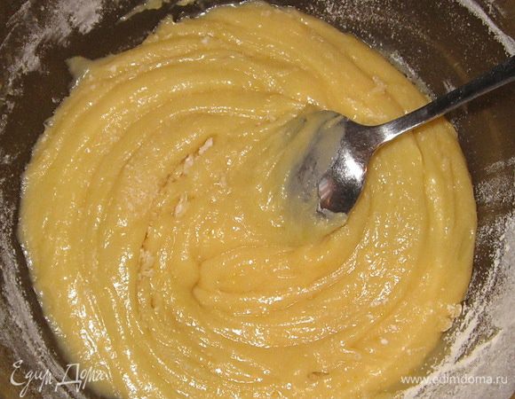 Соду погасить лимонным соком и добавить в смесь. Добавить 200 грамм муки. Перемешать ложкой.  