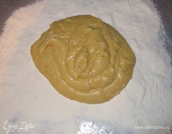 Выложить тесто на присыпанную мукой ( 200 грамм) поверхность.