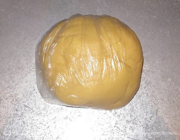 Готовое тесто положить в пакет и убирать в холодильник на 30 минут. 