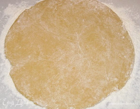 Достать тесто из холодильника. Раскатать на пергаменте толщиной 0,5 см. Выдавить из теста фигурки.