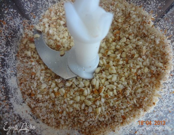 Миндаль смолоть на блендере, не мелко.