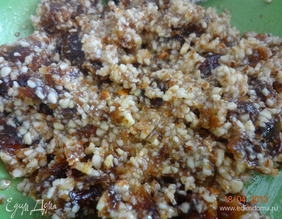 Переложить его в миску, добавить сироп шиповника, перемешать, чтобы масса чуть склеилась, затем добавить порезанные мелко финики, корицу и 2 ст. л. растопленного сливочного масла из 100 г. для теста, все еще раз перемешать до однородности.