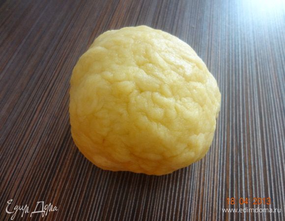 Руками растереть муку с маслом в крошку и постепенно вливать разведенный лимонный сок, у меня ушло примерно 70 мл. жидкости. Замесить гладкое тесто. Накрыть бумажным полотенцем, чтобы тесто не сохло.