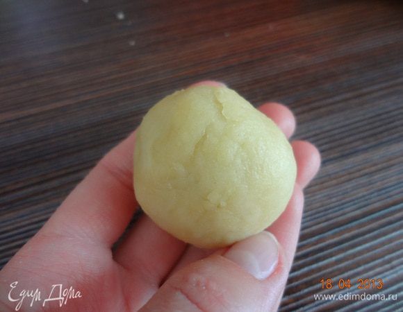 Собрать кружок в шарик, если нужно смачивать края водой, чтобы тесто хорошо слепилось, должен получиться гладкий колобок.