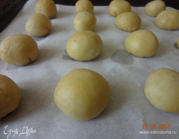 Противень застелить бумагой для выпечки, выложить все шарики (получится 16 шт.) и отправить в разогретую до 190 С духовку на 30 минут. Печенье не должно сильно румяниться. Вынуть из духовки, немного остудить и можно кушать. Но сильно не увлекаться)))) двух будет достаточно!