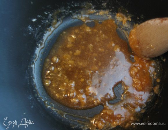 КАРАМЕЛЬ: расплавить сахар, встряхивая сковородку (если форма для выпечки тефлоновая, можно в ней) Не мешать!!!! Оставить остывать.