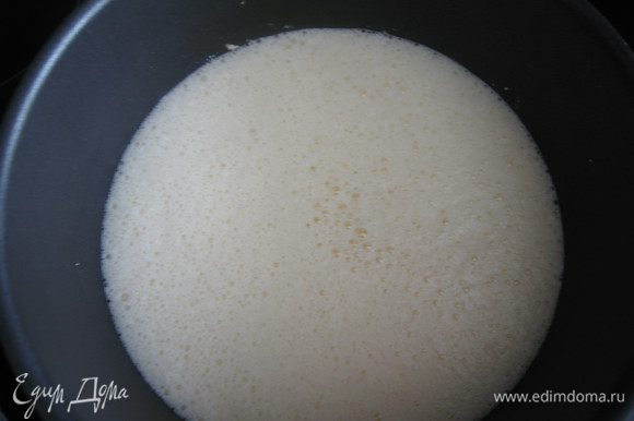 СУФЛЕ: взбиваем яйцо с сахаром, добавляем молоко и ванильный сахар.Переливаем в форму на карамель. Карамель будет слегка потрескивать