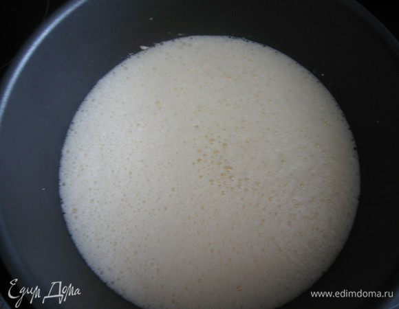 СУФЛЕ:  взбиваем яйцо с сахаром, добавляем молоко и ванильный сахар.Переливаем в форму на карамель. Карамель будет слегка потрескивать 