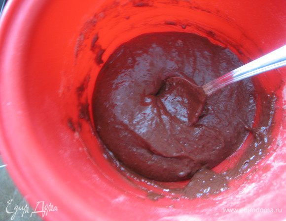 Яйцо взбить, добавить жидкие ингредиенты.Смешать с сухими.