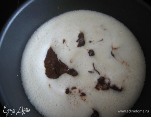 Аккуратно выложить в форму . Тесто утонет,  так и должно быть.