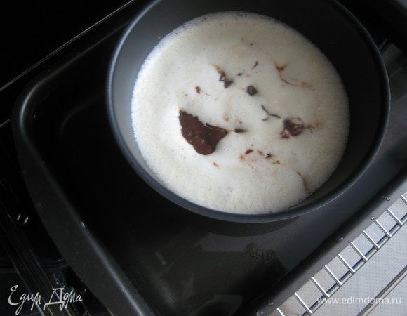 
Ставим форму в противень с водой 
в предварительно разогретую до 200 гр духовку на 90 минут
