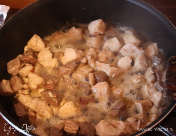 Говядину и курицу нарезаем небольшими кусочками, примерно 2,5*2,5 см, овощи небольшими кубиками или ломтиками. Тесто достаем из морозилки.В глубокой сковороде на разогретом раст. масле обжариваем наше мясо 1-2 минуты.