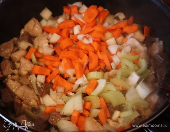 Добавьте овощи и продолжайте готовить еще 10-12 минут,постоянно помешивая.