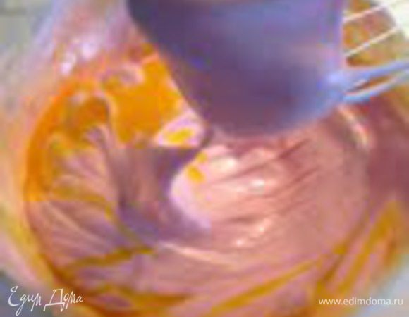 Не переставая взбивать белки, влить желтки, взбивать несколько минут.