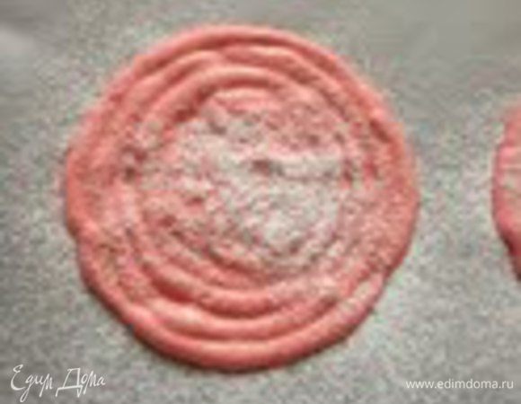 Духовку разогреть до 180°,противень застелить пергаментом и при помощи кул.шприца отсадить 2 диска диаметром 14 см

